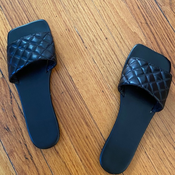 SHEIN quilted slides, Size: 7, Color: black - Picture 3 of 9